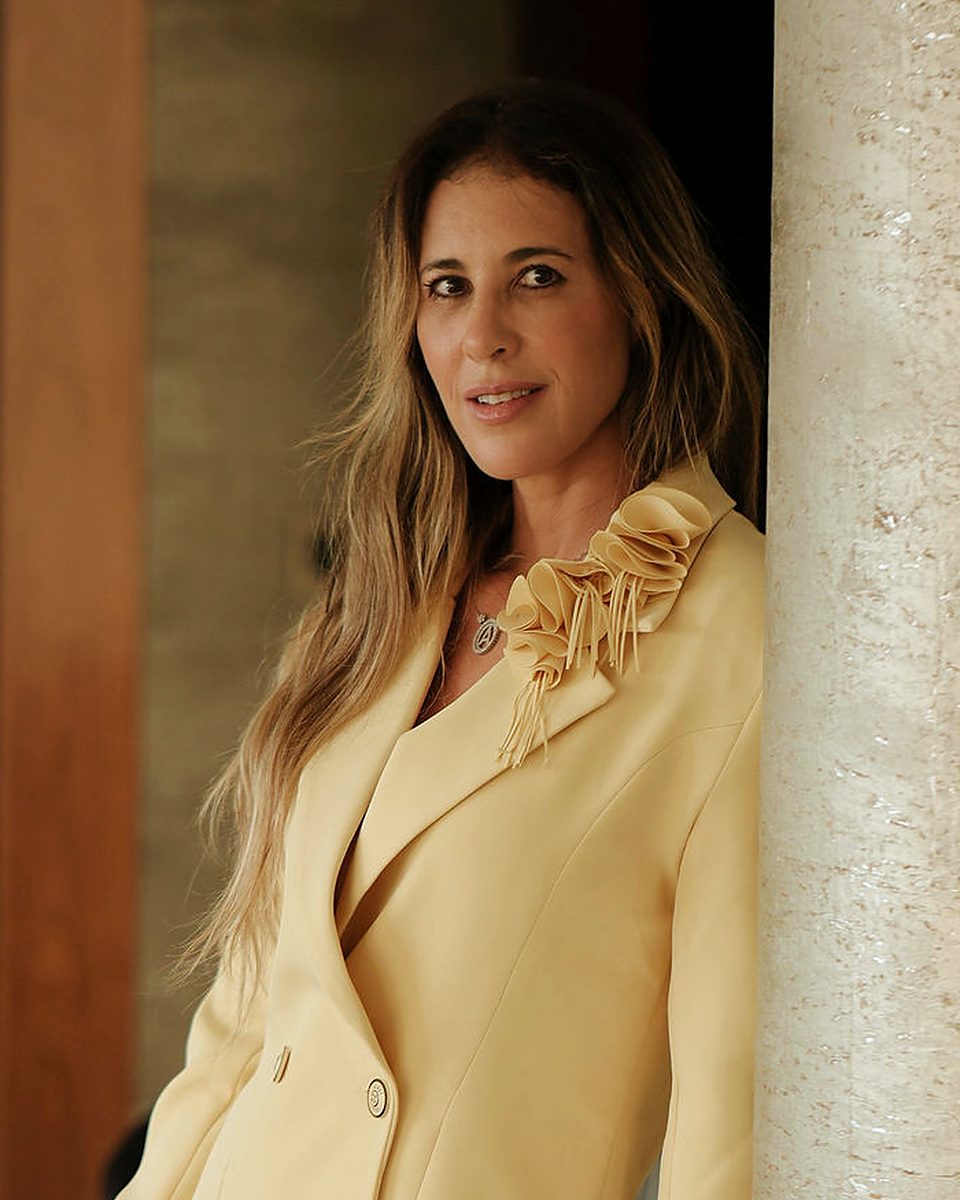 Dra. Andréa Santos, advogada, em seu escritório